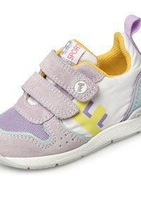 Sneaker viola chiaro con cinturini in velcro, materiali in rete e camoscio, fodera interna gialla e dettagli colorati, incluso un logo giallo e viola.