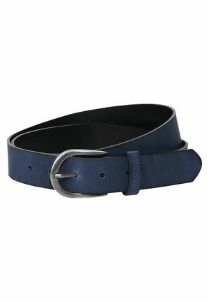 Ceinture en cuir bleu marine avec une boucle métallique argentée incurvée, enroulée avec des trous de ceinture visibles et des bords cousus.
