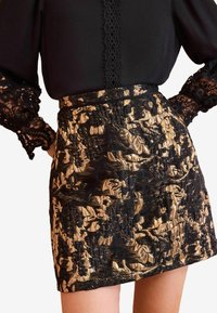 Love & Roses ENB JACQUARD - REGULAR FIT - Áčková sukně - gold feather