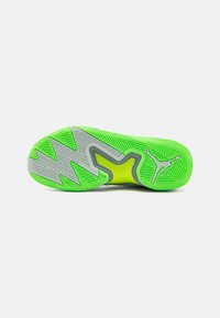Grön och grå sneaker-sula med texturerat fiskbensmönster, med en framträdande logotyp och en ljusgul accent i mitten.