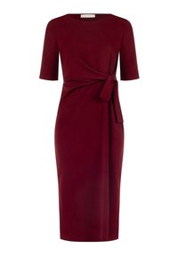 Robe portefeuille bordeaux en tissu texturé, dotée d'un col rond, de manches courtes et d'un détail de lien sur le côté pour une silhouette accentuée.