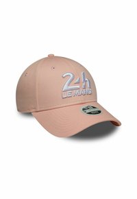 Rosa Baseballkappe mit gesticktem "24h Le Mans"-Logo in Weiß. Verfügt über ein strukturiertes Design, einen gebogenen Schirm und einen verstellbaren Schnitt.