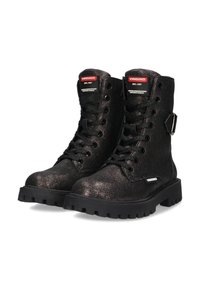 Botas negras hasta el tobillo con una superficie texturizada, diseño con cordones, suela gruesa de goma y una hebilla decorativa en el lateral. Logo de la marca en el lateral.