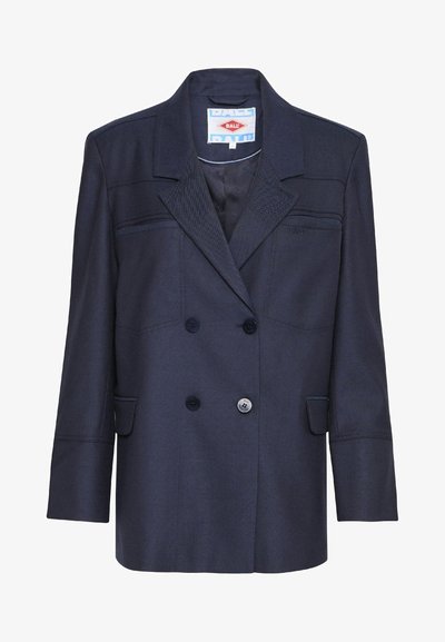 Temno moder dvoredni blazer iz teksturirane tkanine. Vsebuje dva velika gumba, vrhunske reverje in en žep na prsih.