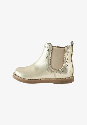 Goldfarbene metallische Knöchelstiefel mit elastischen Seitenpaneelen, gewellten Kanten, durchbrochener Verzierung und einer tanfarbenen Sohle.