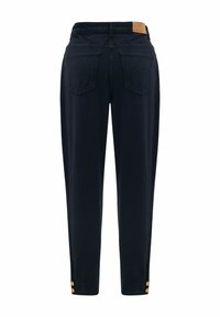 Vue arrière d’un jean noir avec deux poches arrière, jambes longueur cheville, boutons dorés aux ourlets et une étiquette marron à la ceinture.