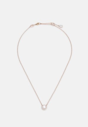 Collar de cadena de oro rosa que presenta un colgante circular con una piedra clara rodeada de pequeños acentos brillantes. Cierre ajustable para la longitud.