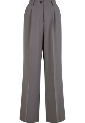 Weit geschnittene Hose aus grauem Stoff, mit vorderen Falten, einem einzelnen Knopfverschluss und Seitentaschen. Glatte Textur und maßgeschneiderte Passform.