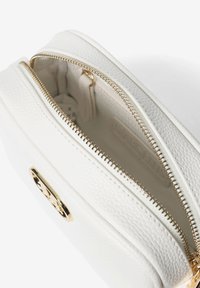 Borsa a tracolla in pelle bianca texture con cerniera e accessori dorati. Presenta un unico scomparto con zip e una placca con logo sul davanti.