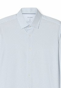 Hellblaues gemustertes Hemd mit breitem Kragen und Knopfverschluss. Verfügt über ein dezentes geometrisches Design und besteht aus glattem Stoff.