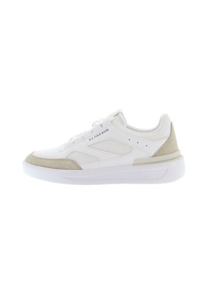 Baskets basses blanches avec des accents de cuir suédé beige au bout et au talon, des panneaux en maille et le logo "U.S. Polo Assn." sur le côté.