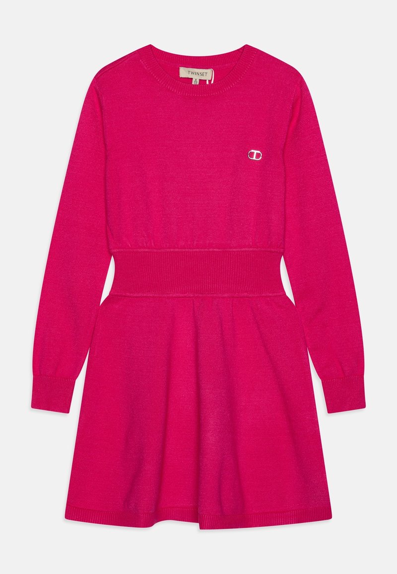 Robe tricotée fuchsia à manches longues, taille côtelée, jupe évasée en ligne A et détail de logo brodé sur la poitrine. Texture douce et couleur vibrante.