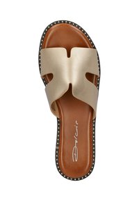 Gouden synthetische slip-sandaal met een brede strap in een kruisdessin, bruin gevoerd voetbed en zwarte zool met metalen studs rond de rand.