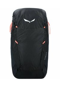 Schwarzer Rucksack aus strukturiertem Material mit einem Reißverschluss oben, orangefarbenen Akzenten und einem geometrischen Muster an den Seiten. Enthält ein Markenlogo.