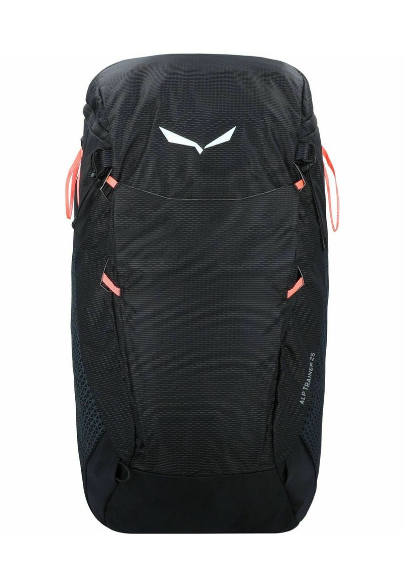Schwarzer Rucksack aus strukturiertem Material mit einem Reißverschluss oben, orangefarbenen Akzenten und einem geometrischen Muster an den Seiten. Enthält ein Markenlogo.