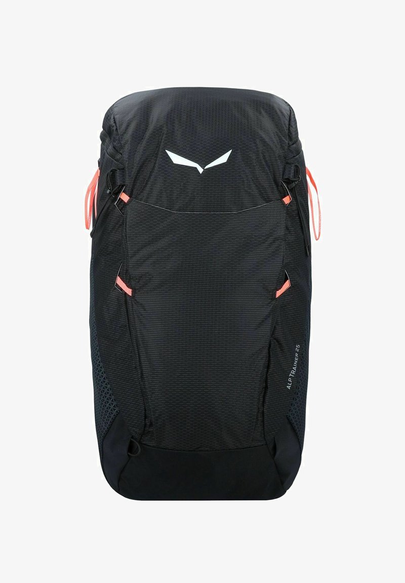 Zaino nero realizzato in materiale testurizzato con apertura superiore con zip, accenti arancioni e un motivo geometrico sui lati. Presenta un logo del marchio.