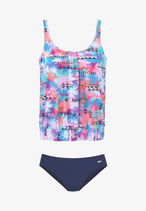 Zweiteiliger Badeanzug mit einem mehrfarbigen tropischen Tankini-Oberteil und einfarbigen dunkelblauen Bikinihöschen.