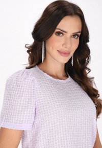 Levandulový top s krátkým rukávem z texturované látky, zdobený mřížkovým vzorem, s kulatým výstřihem a třásňovým lemem.