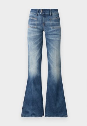 Jeans in denim blu flared con un gradiente da chiaro a scuro, due tasche frontali e chiusura a bottone. Presentano cuciture minime e una texture liscia.