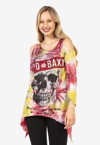 Bunt gemusterter, Batik-Longsleeve mit einem Totenkopf-Graphic, roter Schrift und asymmetrischem Saum. Aus weichem Stoff gefertigt, mit ausgeschnittenen Schultern.