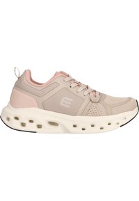 Beige idrottssko med en texturerad mesh-övre, rosa accenter, snörning, och en kraftig, vadderad vit sula med ventilationshål.