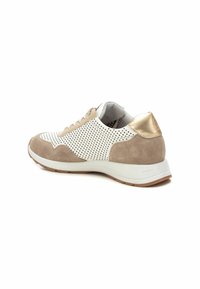 Zapatillas beige y blancas que presentan cuero gamuzado perforado, acentos de cuero liso, una suela de goma y un diseño de punta redondeada. Detalles de textura sutiles.