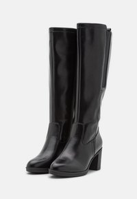Bottes noires montant jusqu'aux genoux en cuir brillant, avec un talon bloc et une fermeture éclair latérale pour un enfilage facile. Design épuré avec une texture lisse.