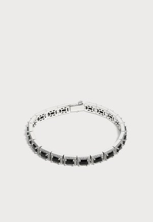 Silbernes Armband mit rechteckigen schwarzen Steinen, umgeben von kleinen klaren Kristallen, angeordnet in einem verbundenen Muster mit Verschluss.