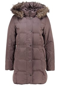 Brun vadderad vinterjacka med huva kantad med faux päls, framknappar och sidofickor. Mjuk, slät material med kviltat mönster.