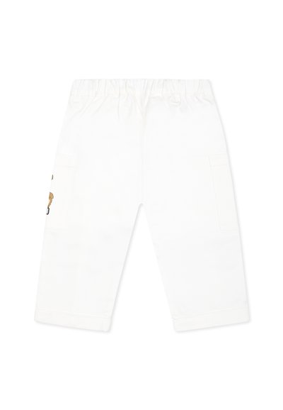 Pantaloni cargo bianchi in cotone con vita elasticizzata, dotati di due tasche laterali e una grafica di un orso sulla tasca sinistra.