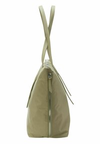Sac en nylon beige avec double bretelles, une fermeture éclair latérale et une forme triangulaire. Il présente une texture lisse et un design minimaliste.
