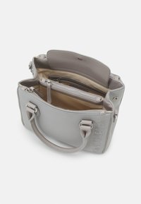 Bolso de mano de cuero gris con dos asas, una superficie texturizada y múltiples compartimentos, incluyendo un bolsillo con cremallera y un forro beige.