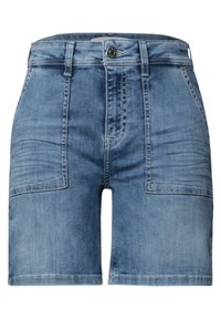Short en denim bleu moyen taille haute avec poches plaquées à l'avant, passants de ceinture, fermeture à bouton et détails délavés subtils.