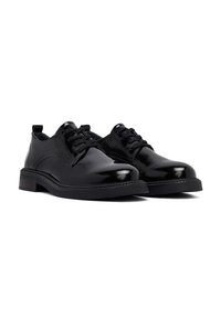 Zwarte leren dresschoenen met een gepolijste afwerking, ronde neuzen, vetersluiting en dikke rubberen zolen. Kenmerkt subtiele stiksels rondom de randen.