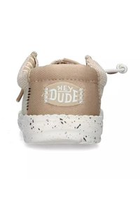 Sneaker beige con tomaia in tessuto testurizzato e suola bianca maculata. Presenta un logo "HEY DUDE" pronunciato sul retro e dettagli a forma di anello.
