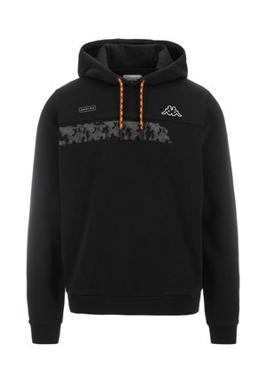 Sudadera negra con cordones naranjas y un patrón de camuflaje gris texturizado en el pecho. Presenta el logo de Kappa a la izquierda. Material de algodón.