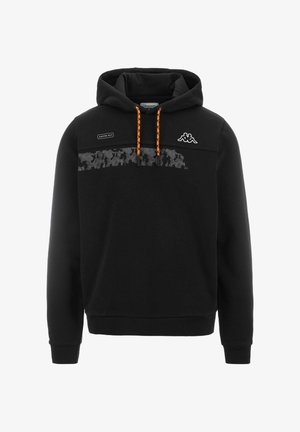 Sudadera negra con cordones naranjas y un patrón de camuflaje gris texturizado en el pecho. Presenta el logo de Kappa a la izquierda. Material de algodón.