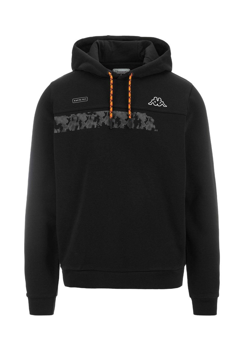 Sudadera negra con cordones naranjas y un patrón de camuflaje gris texturizado en el pecho. Presenta el logo de Kappa a la izquierda. Material de algodón.