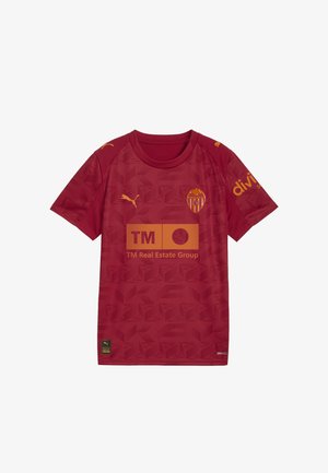 Raudona sportinė marškinėlė su tekstūruota geometrine raštas, suapvalintu kaklu, trumpomis rankovėmis ir oranžinėmis logotipais. Pagaminta iš drėgmę reguliuojančios medžiagos.