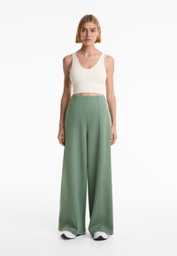 OYSHO SUPER HIGH RISE PIQUÉ WITH COTTON - Hlače - green