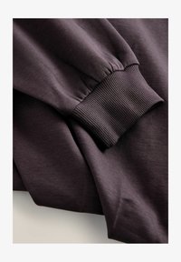 Selezionato, plum purple