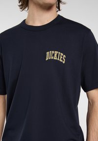 Dickies AITKIN CHEST TEE - T-shirt med print - night sky