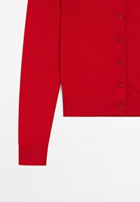 Röd cardigan med ribbad textur, med knäppning framtill, långa ärmar och en beskuren fåll. Slät tyg och enhetlig färg.