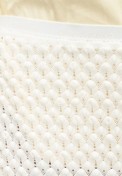 Λευκό υφασμάτινο δίχτυ με υφή, μοτίβα ρόμβων και ανάγλυφες κουκκίδες, ελαστική μέση με διακριτικό λογότυπο "STINE GOYA".