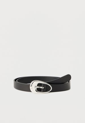 Ceinture en cuir noir avec une boucle ovale argentée. Texture lisse, sans motifs, avec un design simple et une extrémité effilée. Style minimaliste.