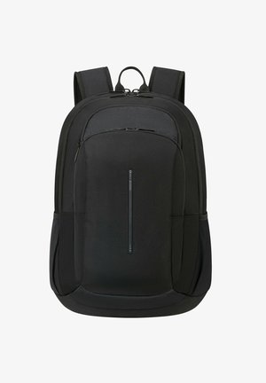 Mochila negra con correas de hombro acolchadas, panel frontal texturizado, compartimentos con cremallera y un diseño elegante. Incluye un bolsillo lateral.