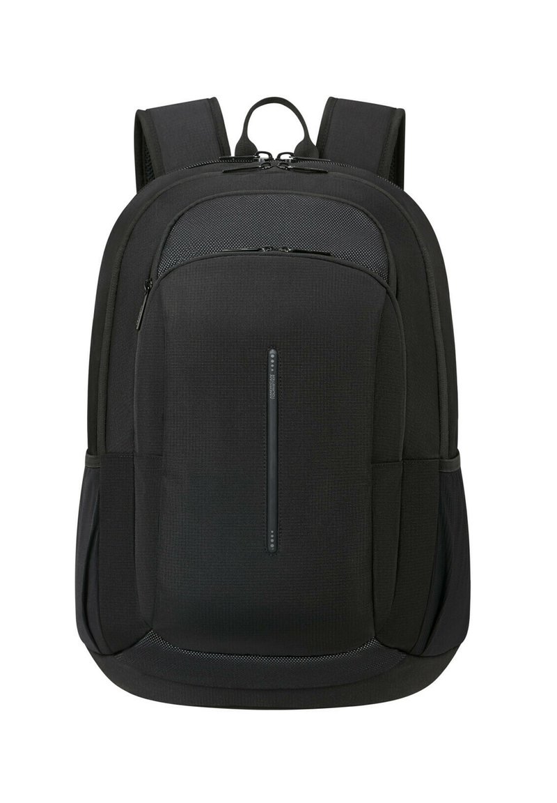 Zaino nero con spallacci imbottiti, pannello frontale testurizzato, scomparti con zip e un design elegante. Include una tasca laterale.