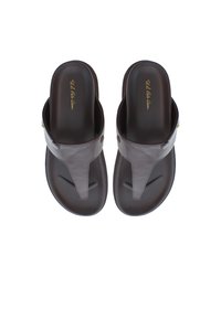 Sandali slip-on in pelle marrone con design a punta del piede, superfici lisce e interna morbida. Presentano un logo sottile in oro sulla soletta.