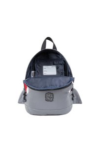 Grijze rugzak met een ronde vorm, voorzien van een donkere binnenkant, een voorvak, ritsen en een label voor personalisatie aan de binnenkant.