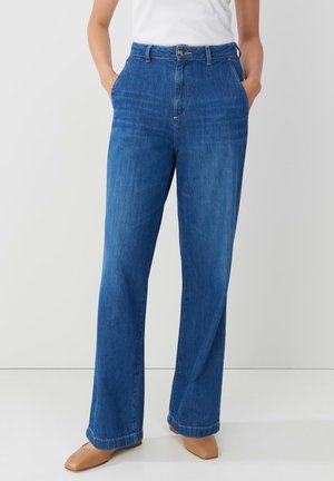 Blaue Denim-Hosen mit weitem Bein und hoher Taille, mit einem vorderen Knopfverschluss, Gürtelschlaufen und Seitentaschen. Glatte Textur und gerade Passform.